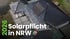 Dach eines Hauses mit Solarmodulen, Text: "2025 Solarpflicht Niedersachsen" und Wappen.
