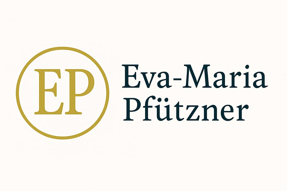 Goldene ineinander verschlungene Buchstaben "EP" neben dem dunkelblauen Text "Eva-Maria Pfützner".