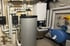 Von EcoHeat installierte Wärmepumpe mit Speicher im Technikraum