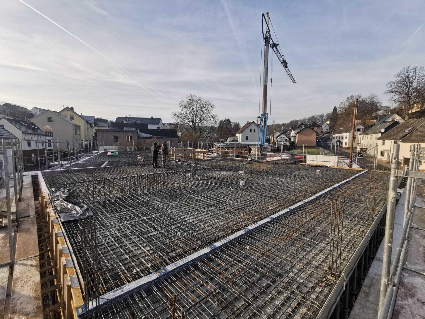 Bewehrte Geschossdecke mit Kran auf der Baustelle in Niederelbert
