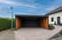 Moderner Carport als Maßanfertigung in Kempten mit Holzverkleidung und integriertem Geräteraum – gefertigt von AF Überdachung für stilvollen Fahrzeugschutz am Einfamilienhaus.