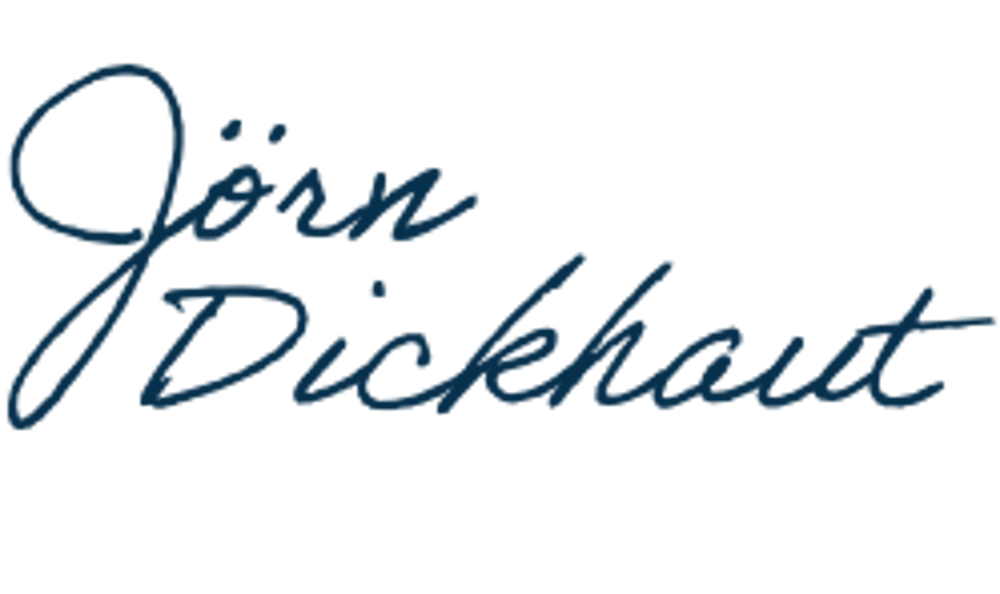 Handschriftlicher Namenszug Jörn Dickhaut in dunkelblauer Kursivschrift auf schwarzem Hintergrund.