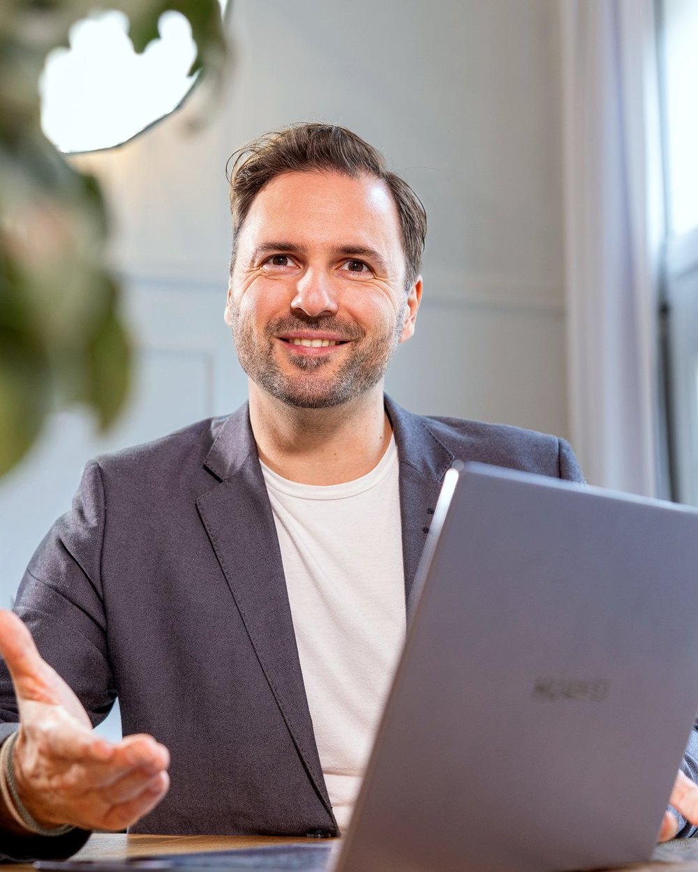 Businessportrait am Laptop