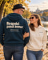 Paar beim Herbstspaziergang, der Mann trägt einen dunkelblauen Wearmorrow® Hoodie mit der Rückenbotschaft Respekt passt immer
