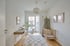 Zimmer mit Schreibtisch und Kinderbett