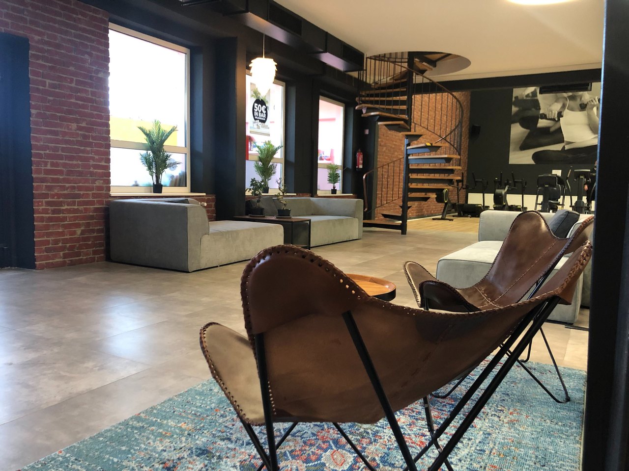 Lounge im High Class Fitness Studio