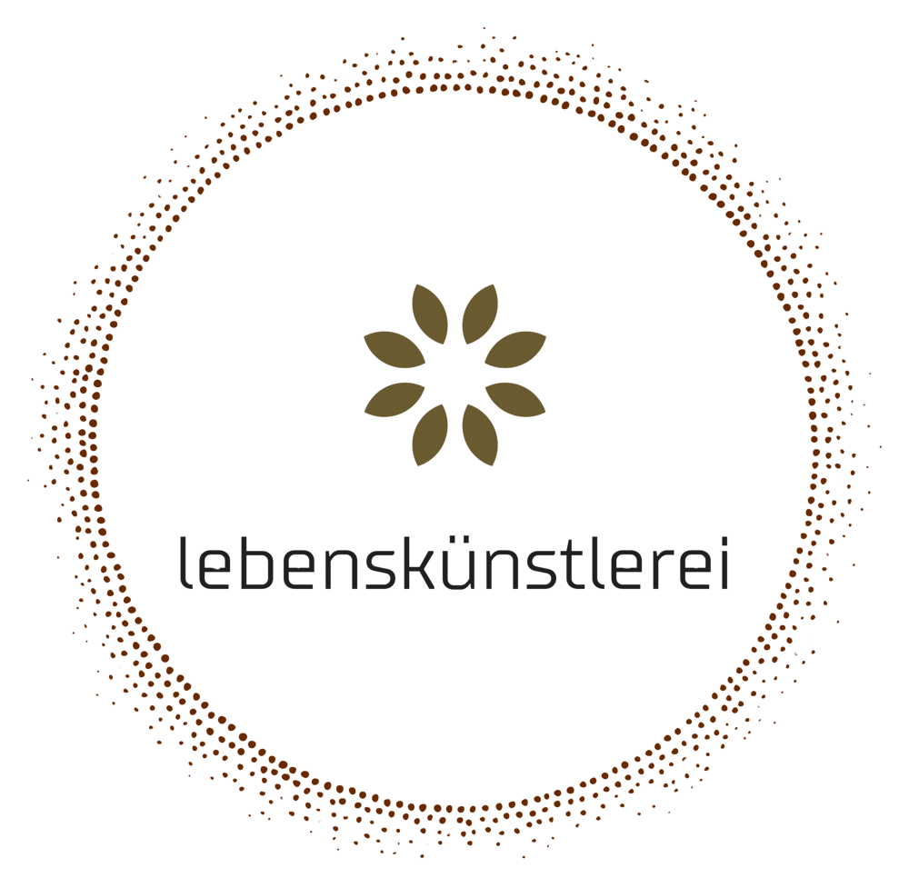 Grünes rundes Logo mit braunem Sternmuster oben und dem Wort "Naturheilpraxis" in der Mitte.