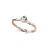 Ein Solitärring aus Roségold mit einem runden Diamanten und gedrehter Ringschiene auf weißem Hintergrund.