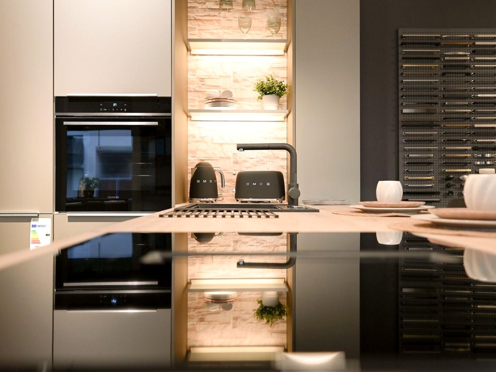 Gerätenische mit Backofen und beleuchteter Steinwand