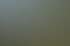 Menschenmenge bei einem Outdoor-Event auf einer Pferderennbahn mit gedeckten Tischen und weißen Zelten im Hintergrund.