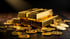 Stapel aus Goldbarren und verstreuten Goldmünzen auf einer dunklen Holzoberfläche.