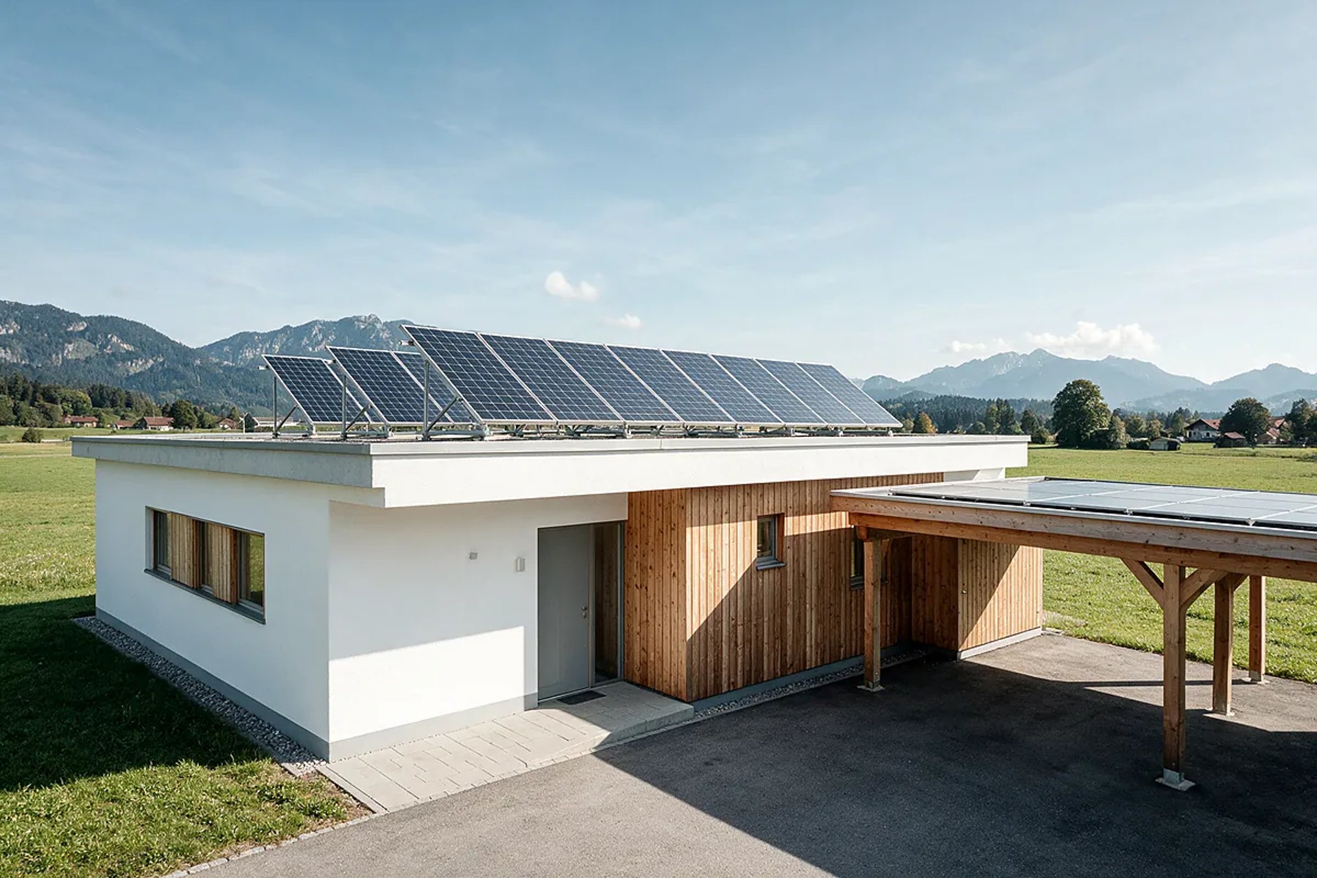 Bungalow mit Photovoltaik und Carport-Anlage bei Holzkirchen