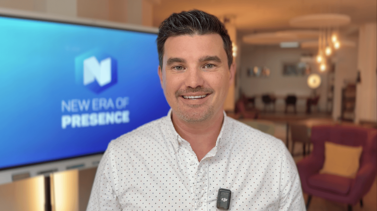 Tim Christopher Gasse im kostenlosen Videotraining von NEOP vor dem Bildschirm mit dem Logo New Era of Presence