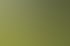 Drei Golfer, zwei Männer und eine Frau, stehen auf einem grünen Golfplatz und unterhalten sich.