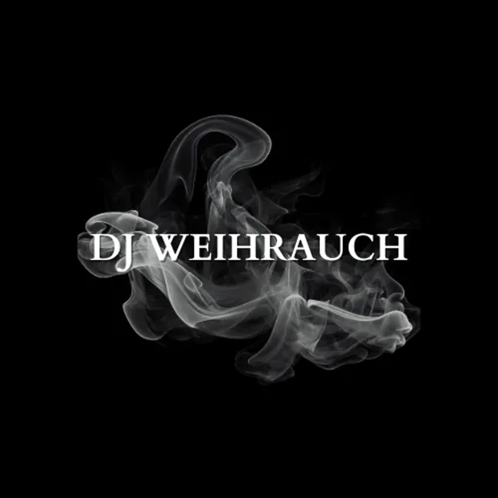 Schriftzug "DJ WEIHRAUCH" in Weiß über einer grauen Rauchwolke auf schwarzem Hintergrund.