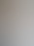 Weiße Kabel ragen aus orangefarbenen Unterputzdosen in einer Wand.