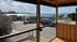 Blick von einer Holzterrasse auf das Meer mit Inseln am Horizont vom Mobilheim Villa Aperol.