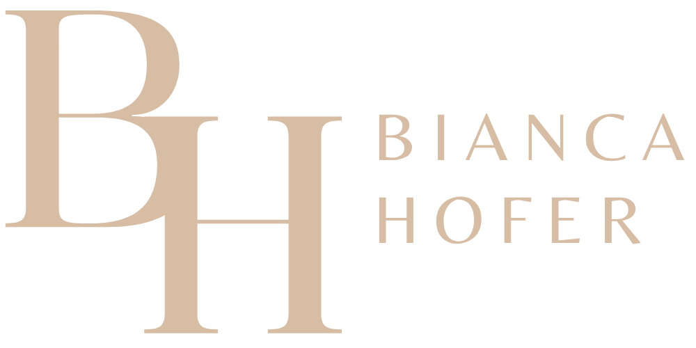 Logo mit den ineinander verschlungenen Initialen BH und dem Namen Bianca Hofer in beiger Serifenschrift auf schwarzem Grund.