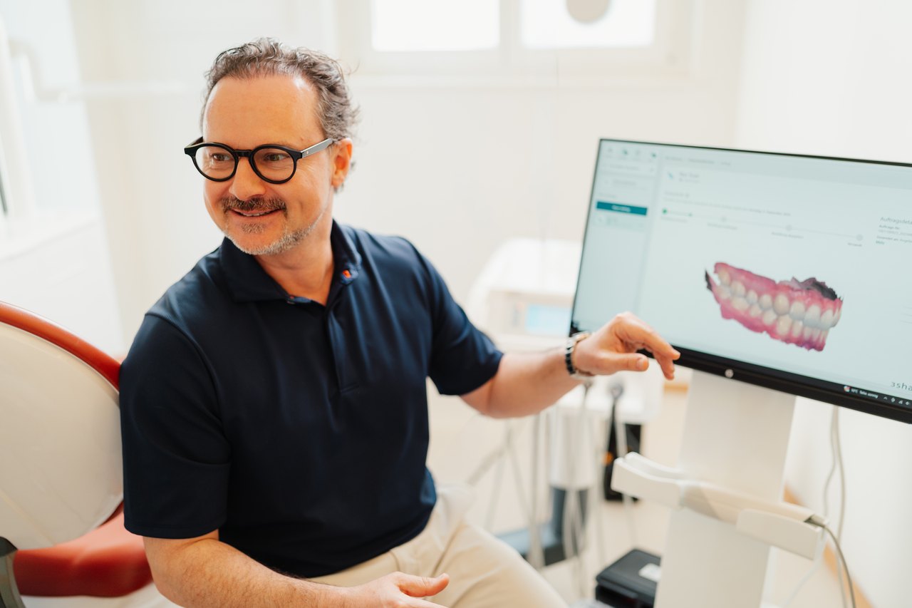 Dr. Anton Boyadzhiev in der Praxis Dental Club Steinhausen