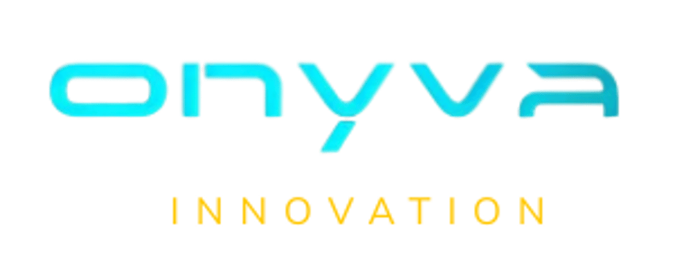 Onyva Innovation Logo mit blauen 3D-Buchstaben und gelbem Text auf dunkelgrünem Hintergrund.