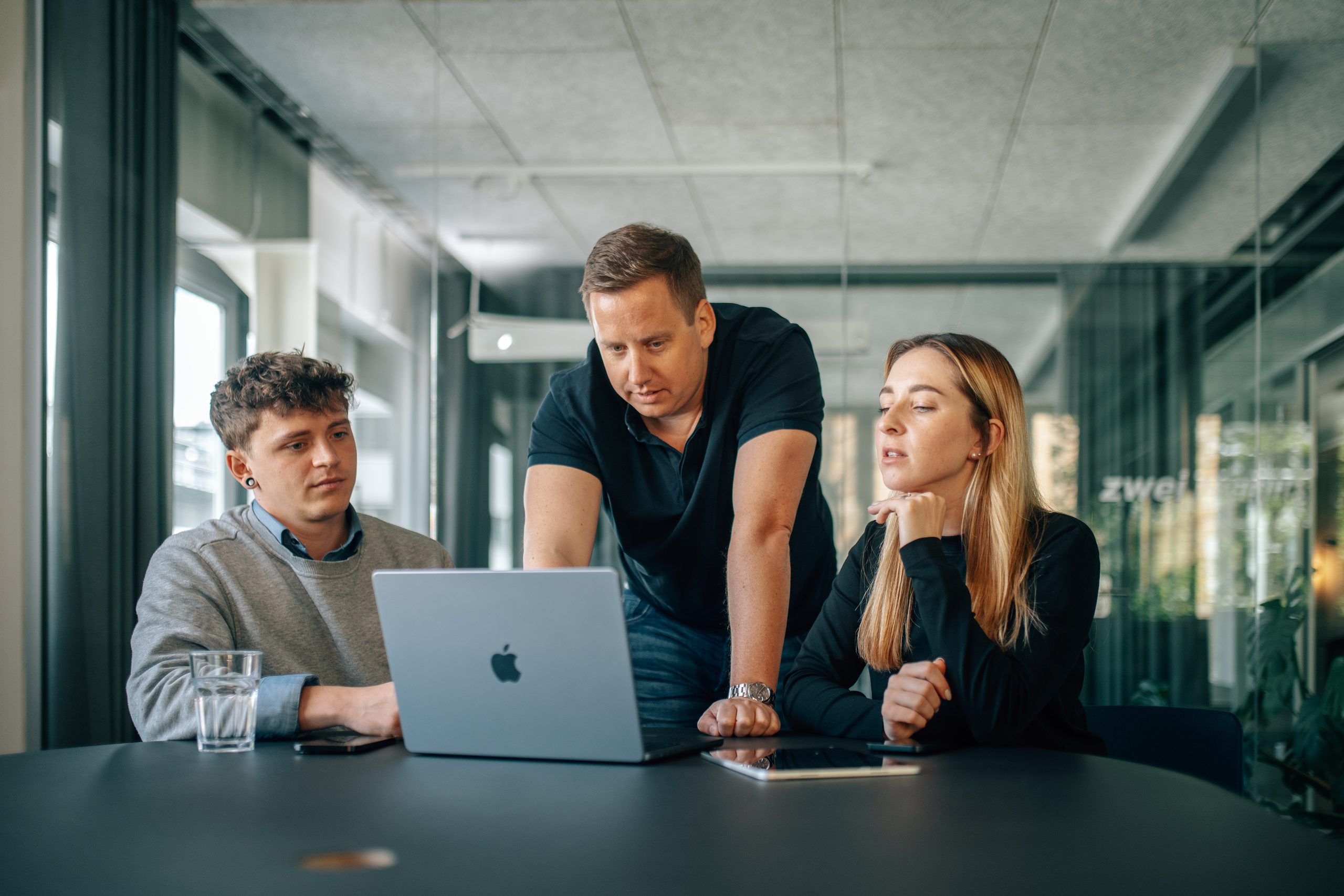 Das Leadmagneten-Team qualifiziert PV-Anfragen am Telefon