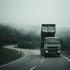 Lkw mit Kippaufbau auf einer Landstraße – illustratives Motiv