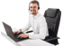 Lächelnder Mann mit Headset arbeitet am Laptop an einem Schreibtisch vor schwarzem Hintergrund.