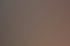 Zwei Frauen an einem Empfangstresen, eine telefoniert, die andere tippt am Computer.