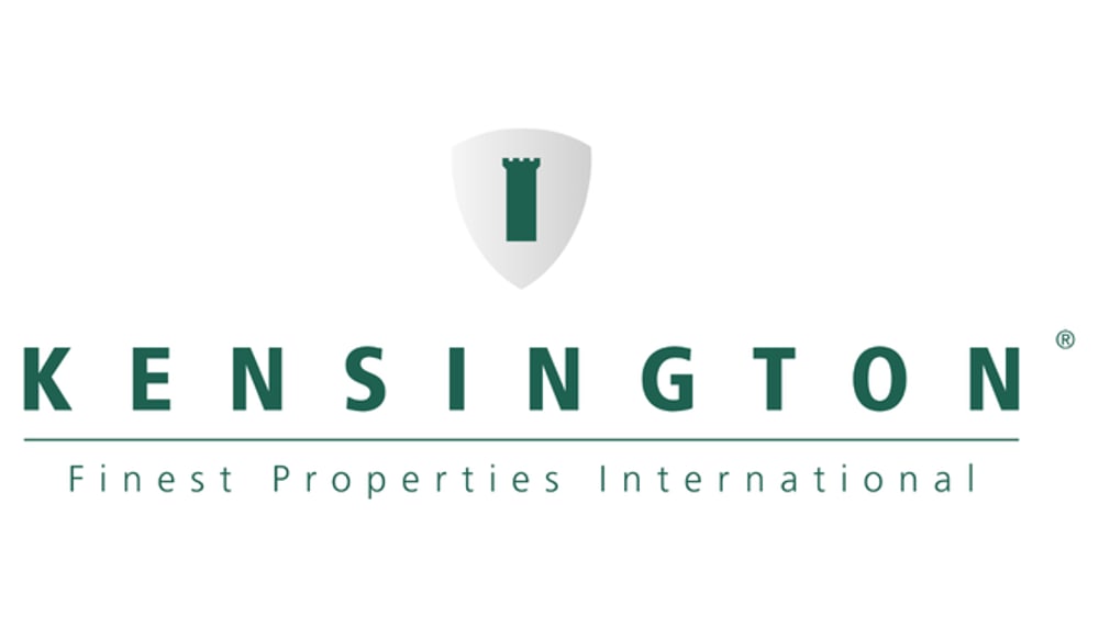 Kensington Finest Properties International Logo: Grüner Turm auf weißem Schild, darunter "KENSINGTON" und "Finest Properties International".
