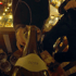 Eine Flasche Wein mit dem Etikett „2019“ wird in ein Glas eingeschenkt, umgeben von weiteren Gläsern und Käse.