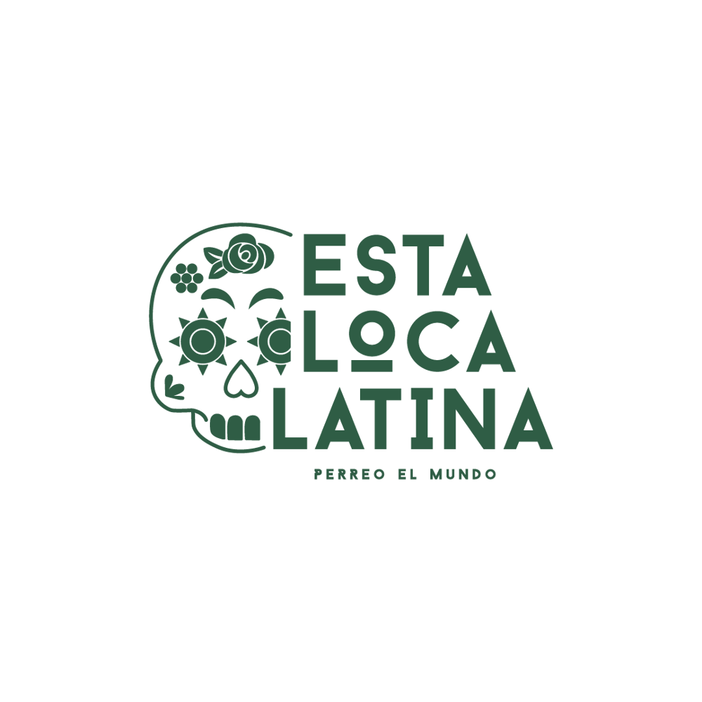 Goldener Totenkopf mit Blumenmuster und dem Text "ESTA LOCA LATINA IBIZA" auf grünem Hintergrund.