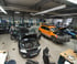 Dunkelgrüner Jaguar F-Type Sportwagen von hinten mit Doppelauspuff, Rücklichtern und glänzender Oberfläche.
