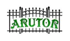 Schwarzer, schmiedeeiserner Zaun mit dem grünen Wort "ARUTOR" in der Mitte.