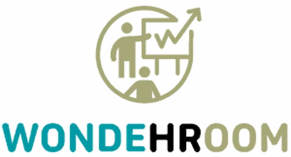 Das Logo von Wondehroom zeigt ein goldgrünes Symbol mit zwei Personen, einer Präsentation und einem Diagramm mit Pfeil nach oben.