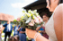 Braut hält Blumenstrauß in der Hand