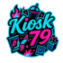 Das Logo „Kiosk 79“ mit einem Getränk, Chips, Zigaretten, Flammen und funkensprühenden Sternen.
