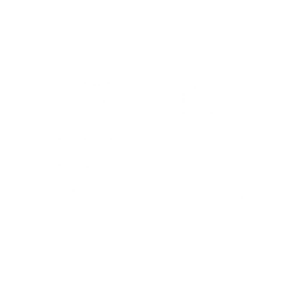 Grüner Hintergrund, weißer Totenkopf mit floralen Mustern, daneben der Text "ESTA LOCA LATINA".