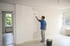 Handwerker saniert eine Wand nach einem Wasserschaden