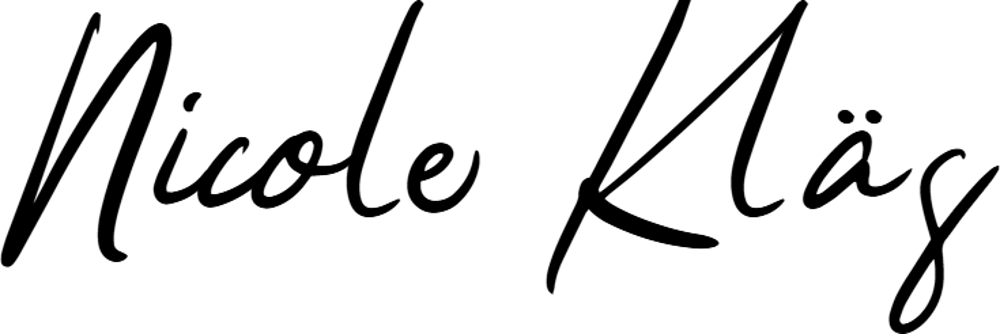 Schwarzer Text in Schreibschrift auf dunkelgrünem Hintergrund liest "Nicole Kläz".