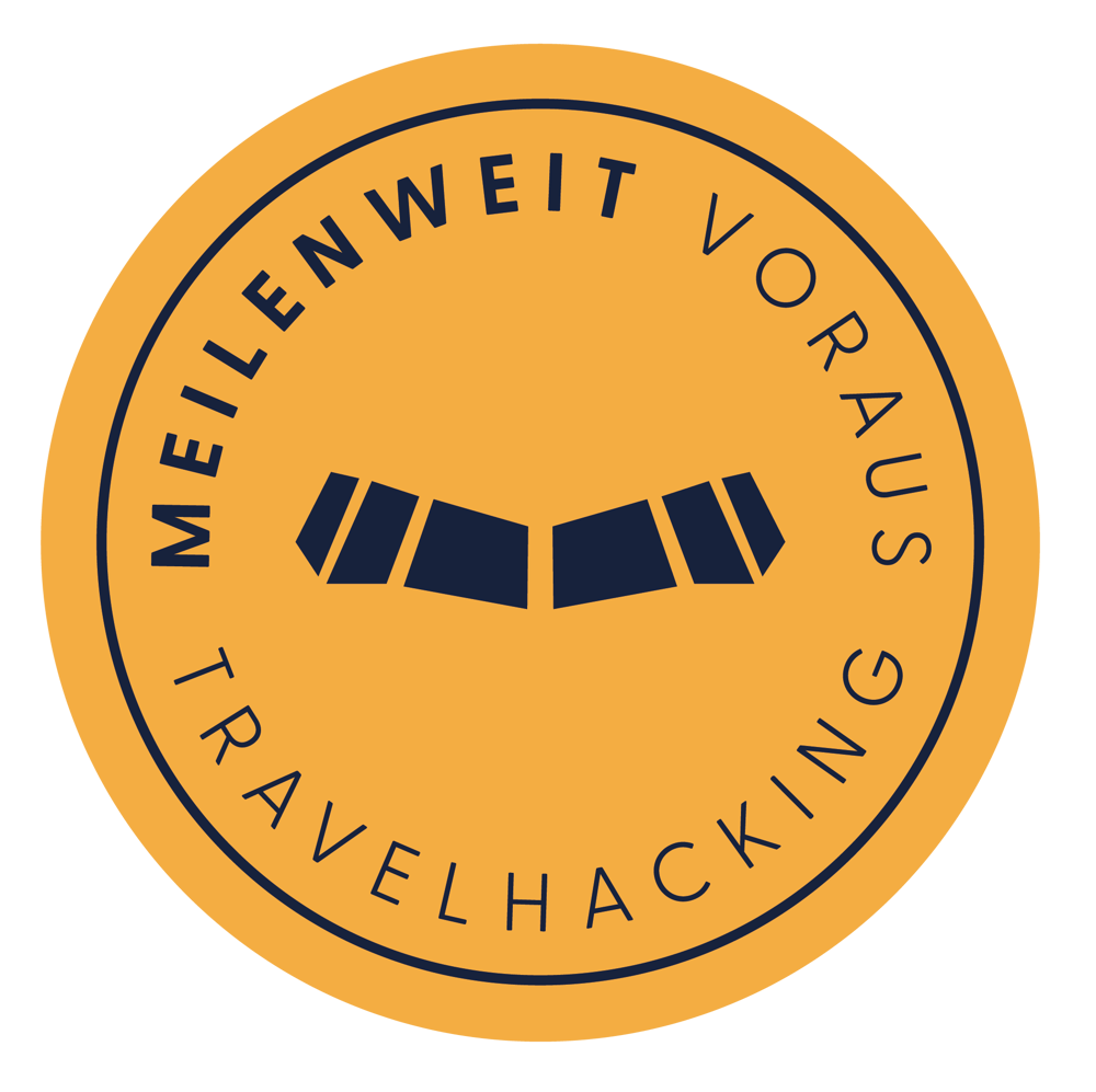 Ein orangefarbener Kreis mit blauem Text "MEILENWEIT VORAUS TRAVELHACKING" und einem Flugzeugcockpit-Fenster-Symbol in der Mitte.