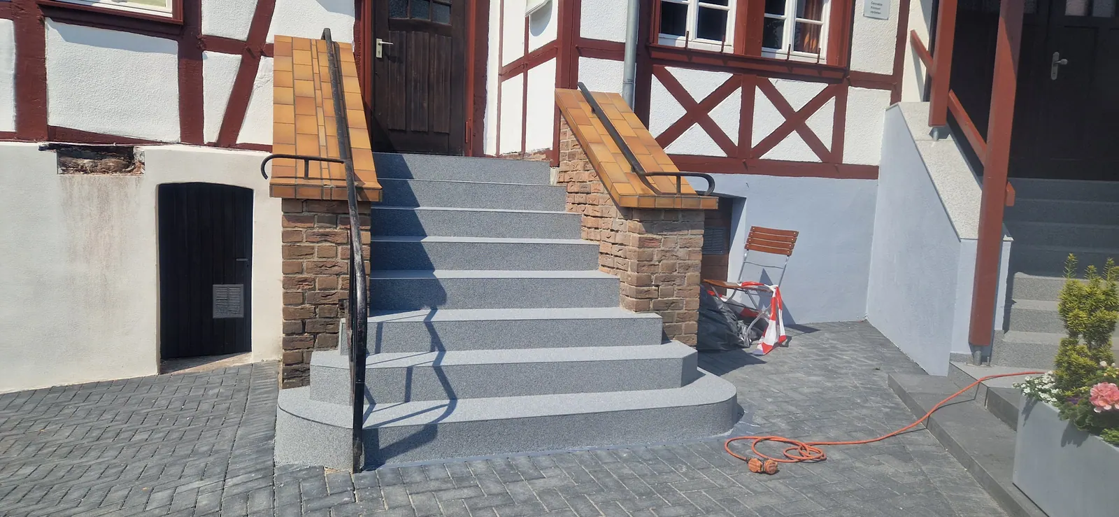 Treppe an einem Fachwerkhaus mit Steinteppich