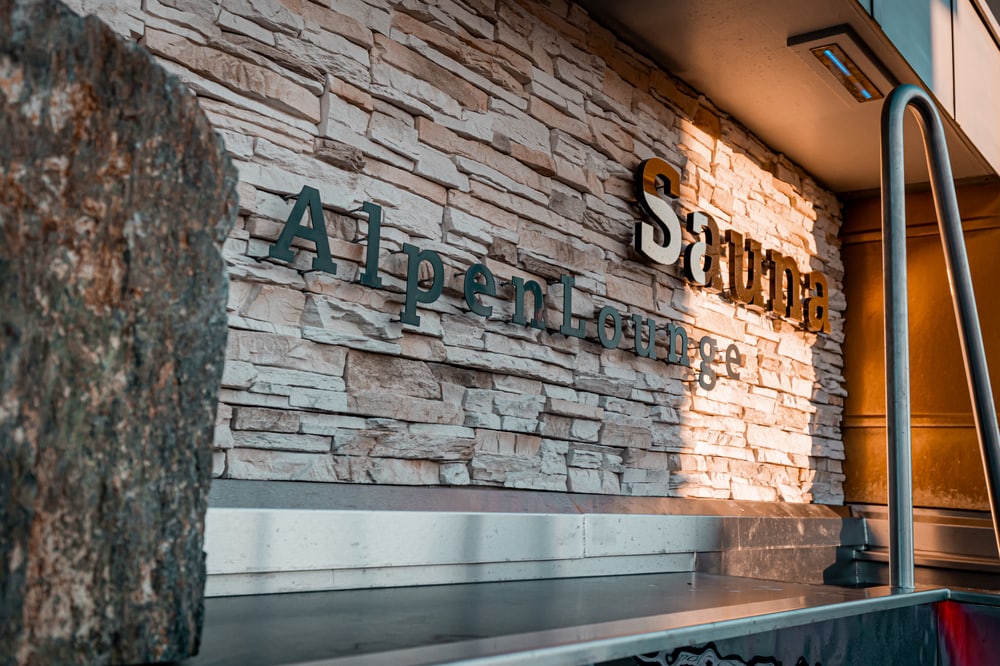 Alpen Lounge Sauna Schriftzug