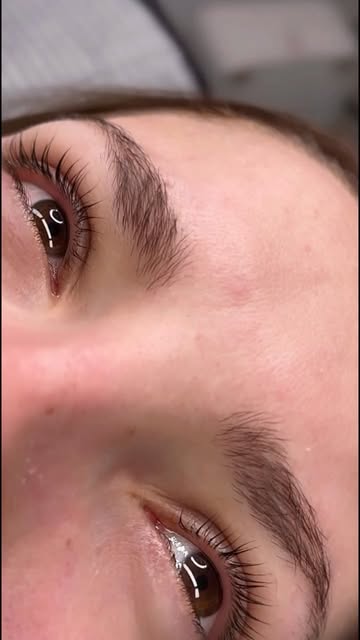 Gestylte Augenbraue nach dem Browlifting