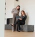 Die Maklerinnen Deana und Susanne von aestates während einer Immobilienbesichtigung.