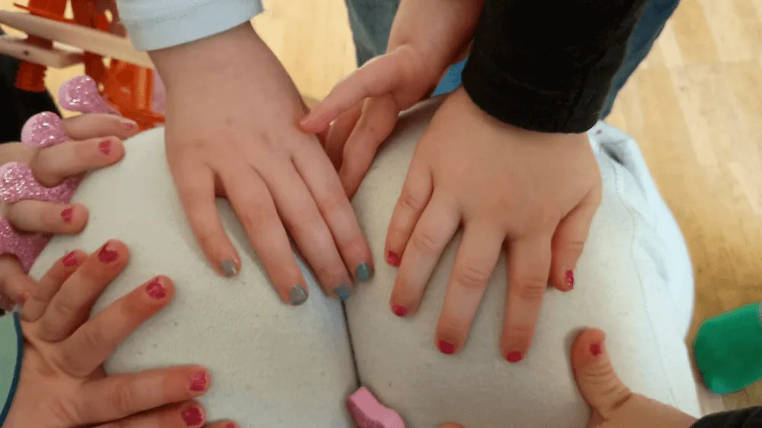 Kleine Hände beim gemeinsamen Gestalten