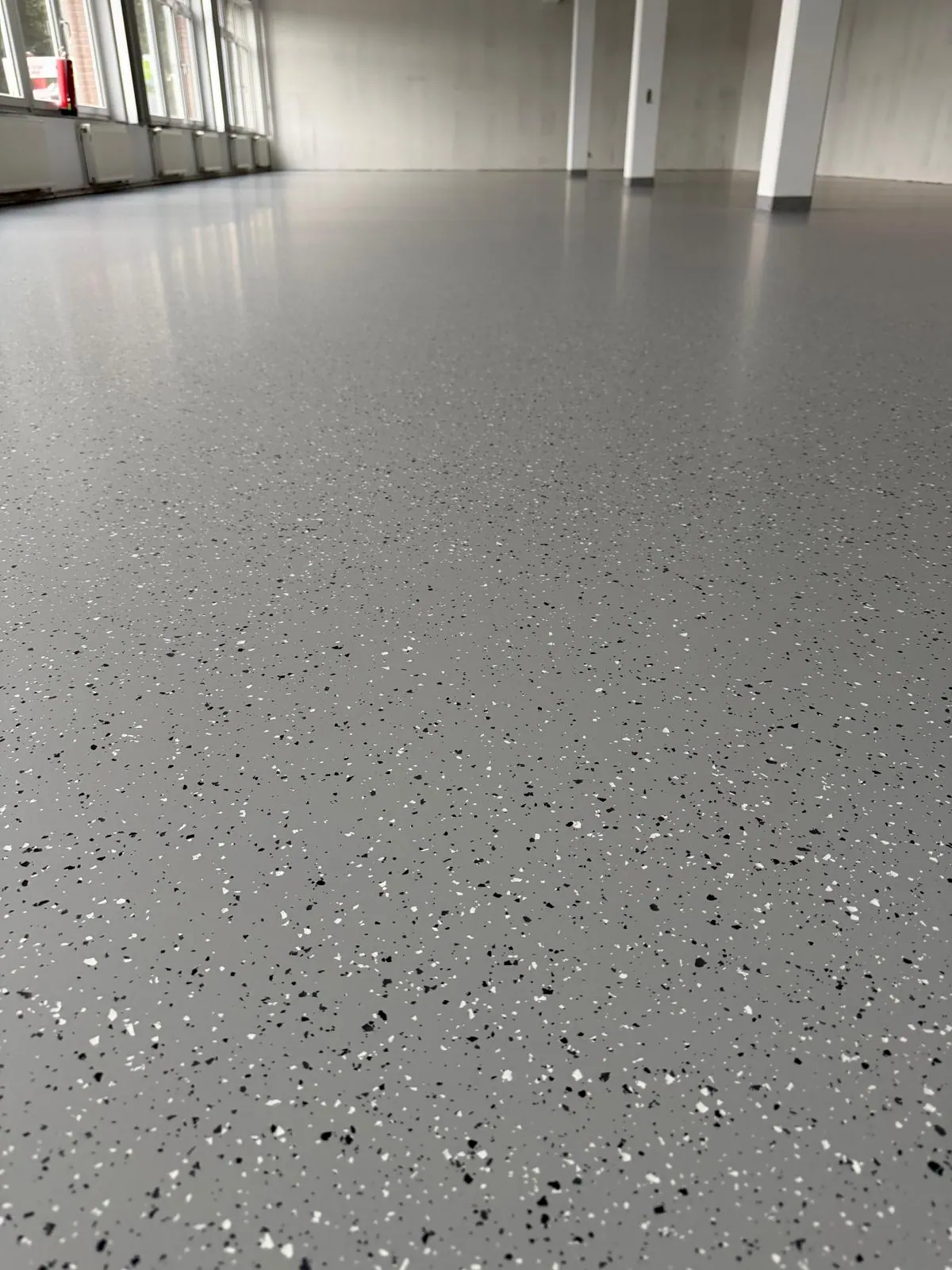 Fugenlose Kunstharzfläche in einer Halle