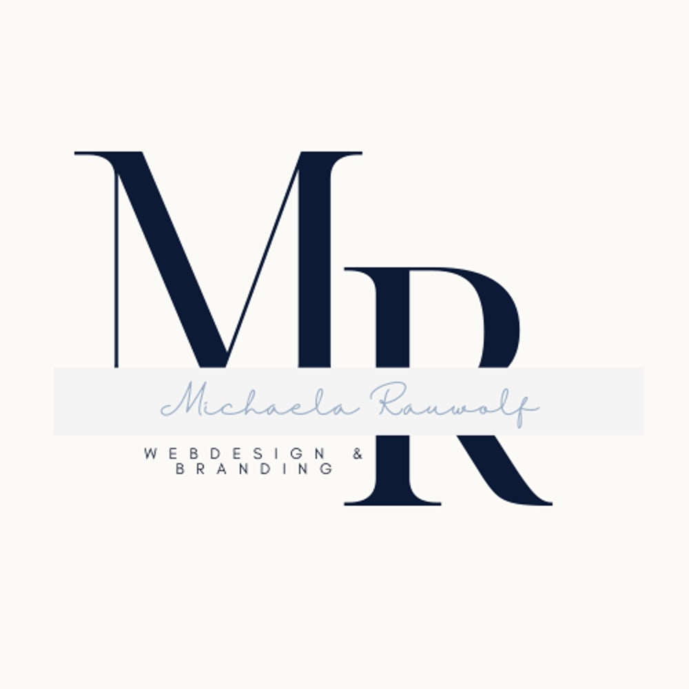 Dunkelblaue Buchstaben MR, der Name Michaela Rauwolf und Webdesign & Branding in Grau