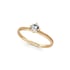 Goldener Verlobungsring mit einem funkelnden Diamanten und filigraner Perlenstruktur auf der Ringschiene.