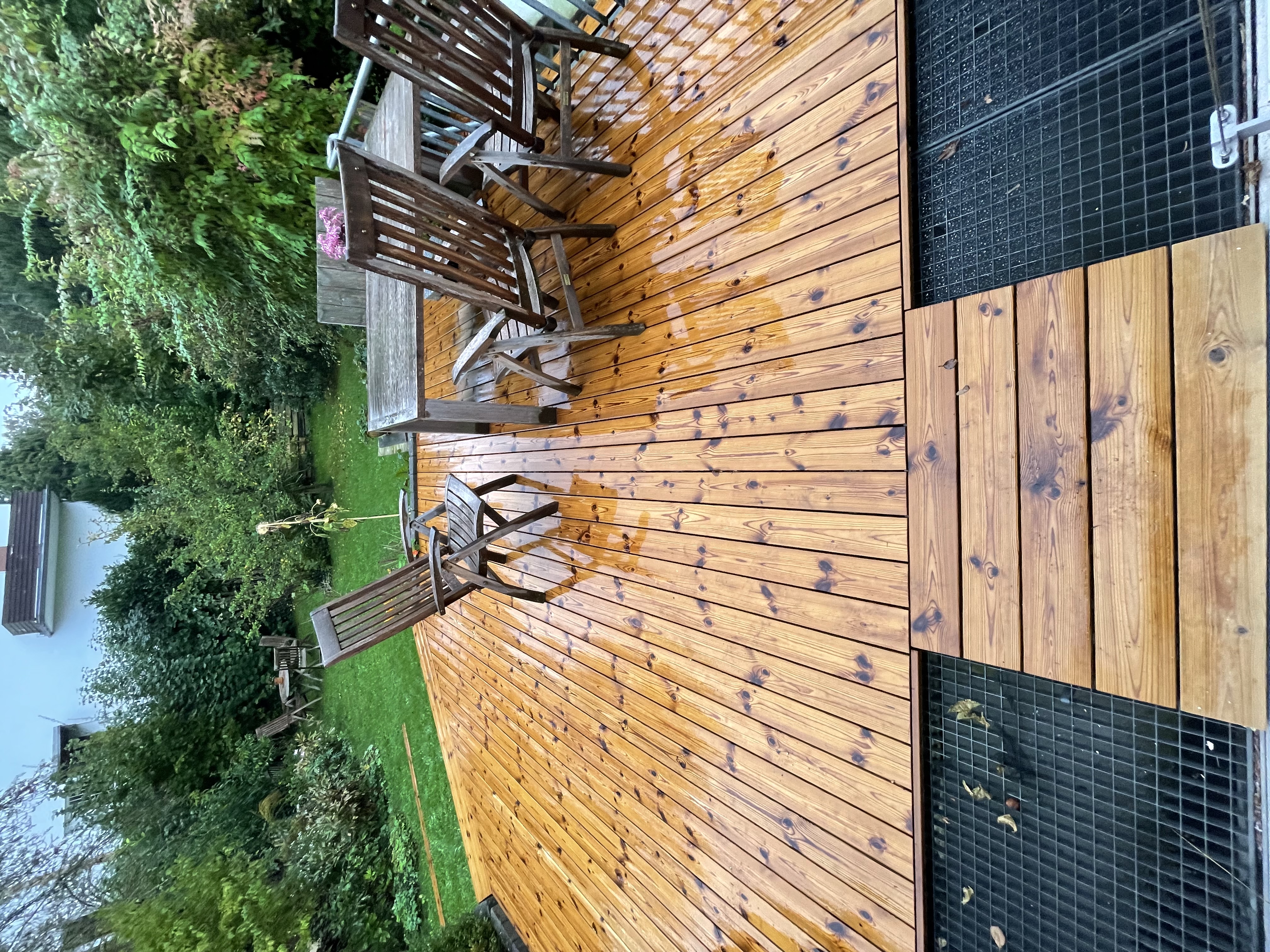 Holzterrasse aus Thermokiefer mit Sitzgruppe im Garten