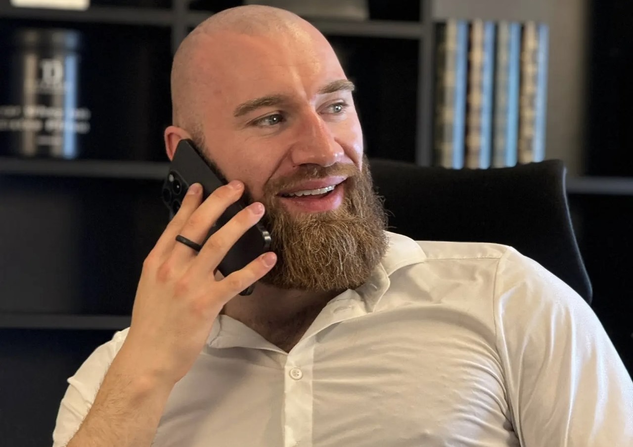 Till Duve im Beratungsgespräch